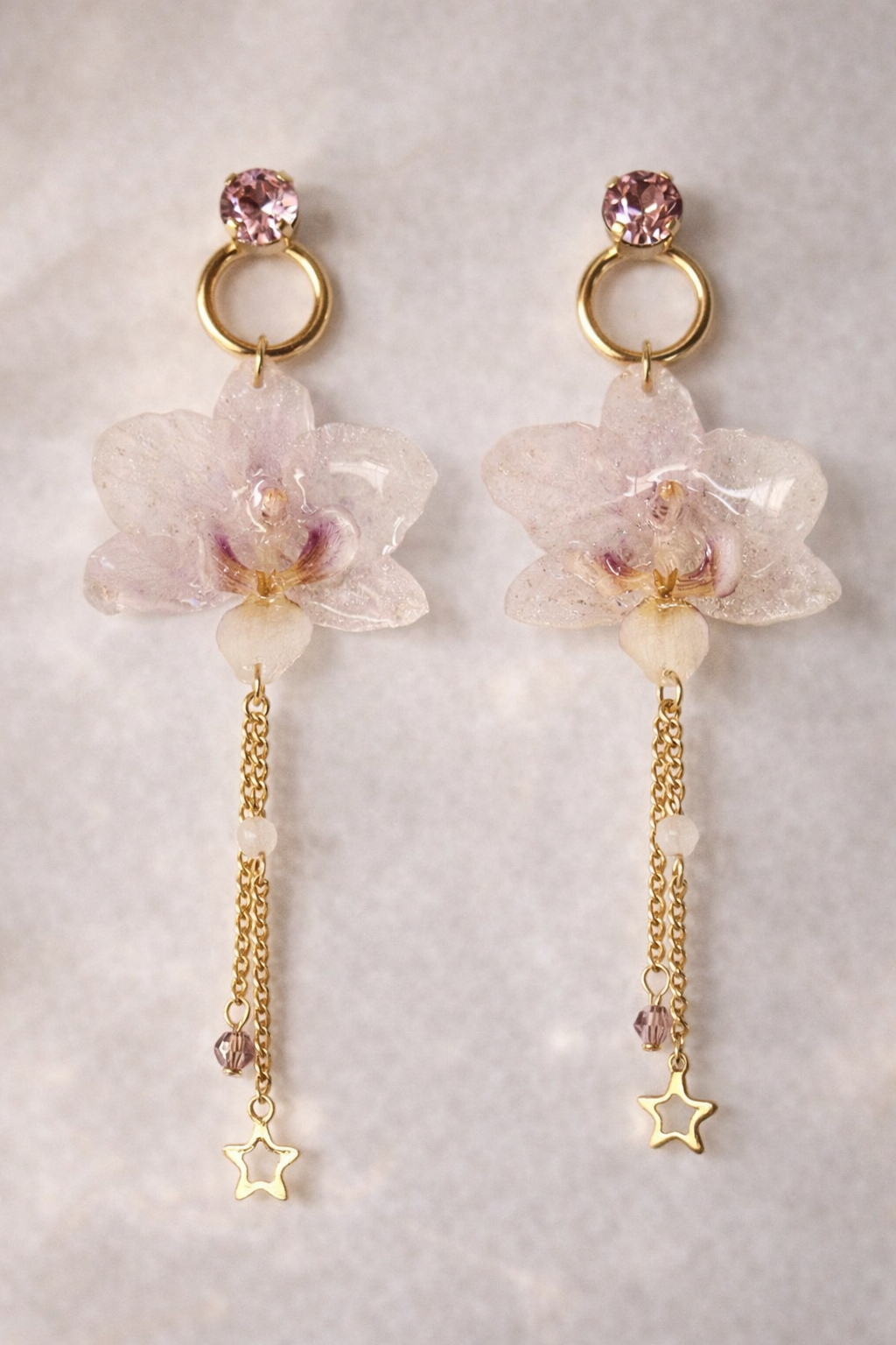 Pendiente Garra Orquídea Natural y Charms
